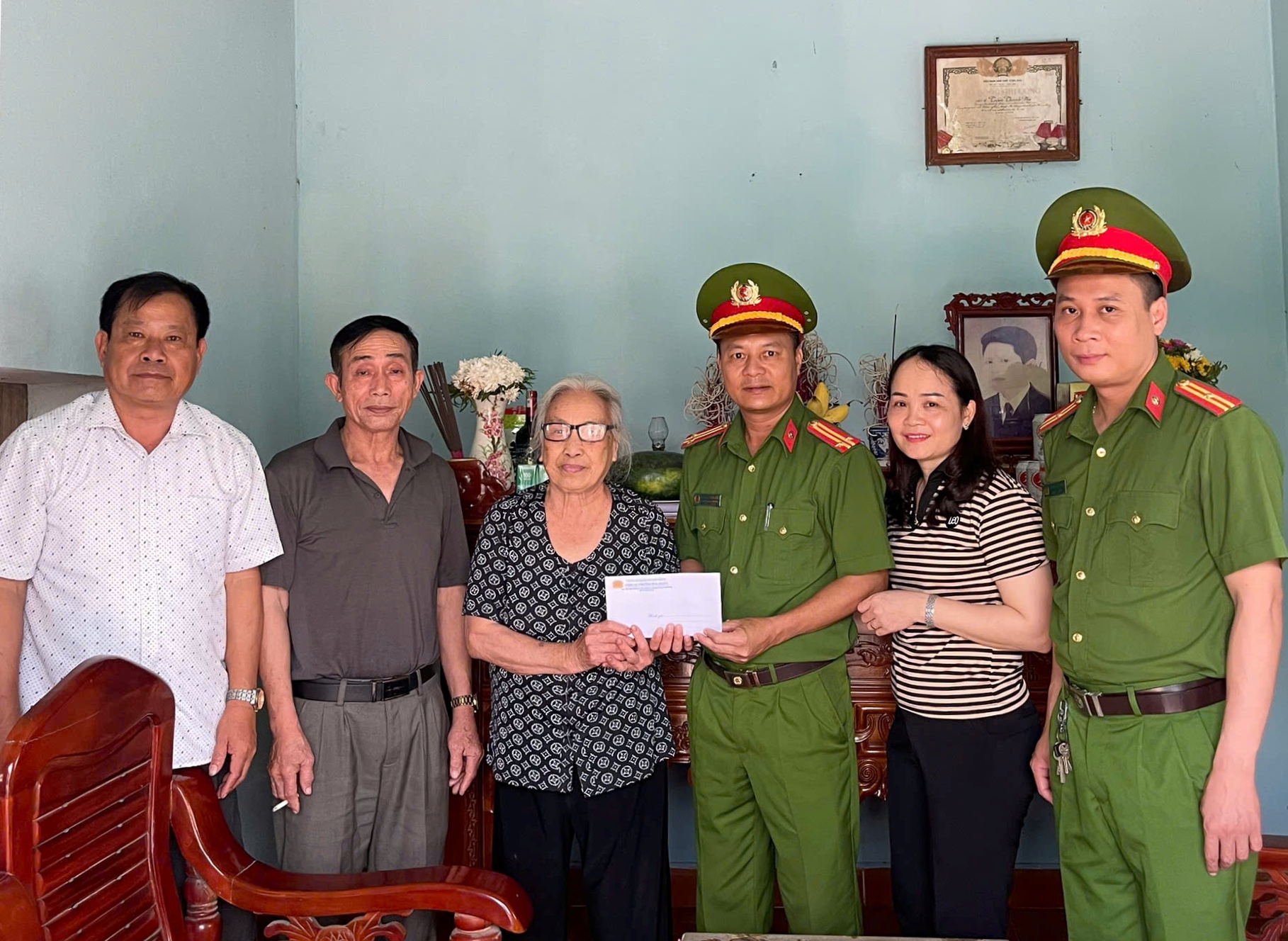 Công an phường Hoà Nghĩa (quận Dương Kinh) thăm hỏi, tặng quà gia đình chính sách trên địa bàn